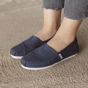 Woman’s Toms shoes